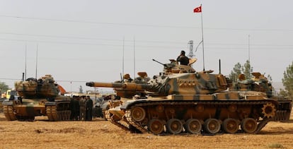 Tanques turcos posicionados en la frontera con Siria.