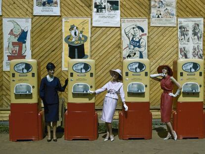 Modelos de Christian Dior, entre ellas la argentina Kouka Denis, en una muestra en Mosc&uacute;, a&ntilde;o1959.