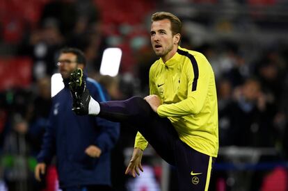 Harry Kane hace ejercicios de calentamiento, antes del partido.