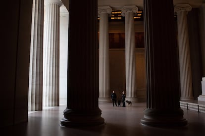 Personal de seguridad en el monumento a Lincoln, en Washington, el 19 de marzo.