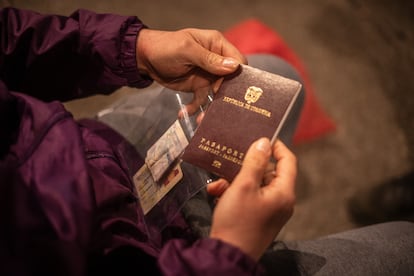 Un hombre sostiene su pasaporte colombiano en el aeropuerto El Dorado, en Bogotá.