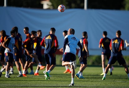 Luis Enrique, durante el entrenamiento de la selección española previo al encuentro frente a Portugal, este lunes en Braga.