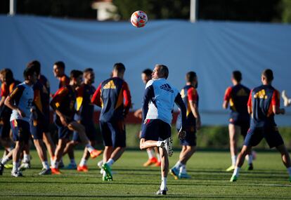 Luis Enrique, durante el entrenamiento de la selección española previo al encuentro frente a Portugal, este lunes en Braga.