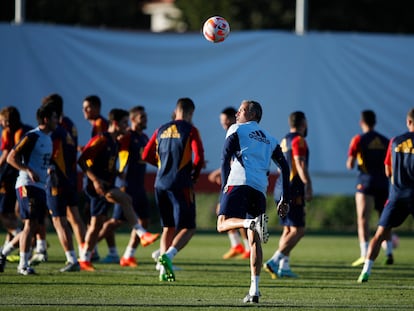 Luis Enrique, durante el entrenamiento de la selección española previo al encuentro frente a Portugal, este lunes en Braga.