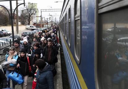 Cientos de refugiados a su llegada a la estación secundaria de Lviv, habilitada para poder recibir a personas desde Dnipro, Zaporizhzhia y otras zonas de Ucrania que huyen de sus casas por la invasión y guerra rusa sobre el país. El gigante de los bienes de consumo Unilever ha anunciado este martes que suspende las importaciones y exportaciones de sus productos desde y a Rusia.