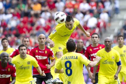Bruno remata durante el partido
