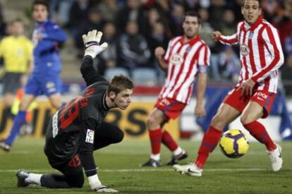 De Gea, Domínguez y Antonio López ven pasar el balón que, enviado por Pedro León (al fondo), significó el gol del Getafe.