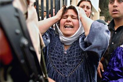 Una mujer grita de dolor a las puertas de un hospital al que fueron evacuadas algunas víctimas del atentado en Erbil.