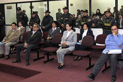 Abimael Guzmán (segundo por la izqda.) y otros miembros de Sendero Luminoso en la primera jornada del juicio en la Base Naval del Callao, en Lima.