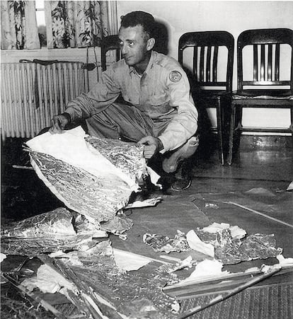 Jesse Marcel, jefe de inteligencia, recuperó algunos de los escombros del sitio ovni de Roswell en 1947. El ejército declaró que se trataba  de un globo meteorológico convencional.