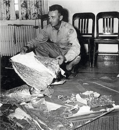 Jesse Marcel, jefe de inteligencia, recuperó algunos de los escombros del sitio ovni de Roswell en 1947. El ejército declaró que se trataba de un globo meteorológico convencional.