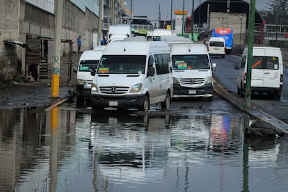 Camionetas de pasajeros atoradas a consecuencia de las fuertes lluvias en la Calzada de Zaragoza, en Ciudad de México, el 3 de junio 2025. 