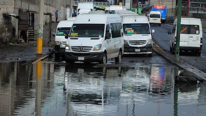 Camionetas de pasajeros atoradas a consecuencia de las fuertes lluvias en la Calzada de Zaragoza, en Ciudad de México, el 3 de junio 2025.