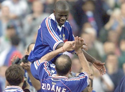 Thuram, a hombros de sus compañeros y felicitado por Zidane, tras la semifinal del Mundial 98 ante Croacia, en la que marcó dos goles.