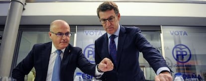 El presidente del PP en Ourense, Manuel Baltar (izquierda), durante un almuerzo este mi&eacute;rcoles, junto al presidente del PP gallego, Alberto N&uacute;&ntilde;ez Feij&oacute;o.