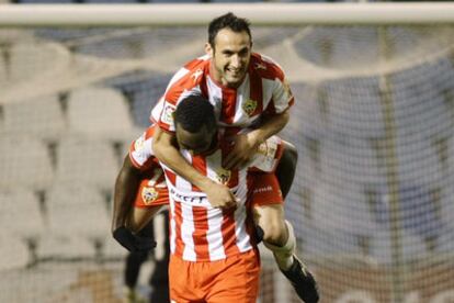 Juanma Ortiz abraza a Goitom tras su gol de penalti.