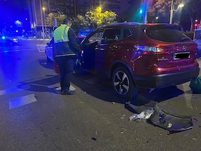 El vehículo que ha atropellado al joven, en la calle de Ricardo Ortiz.