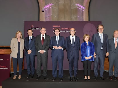 CaixaBank ha recibido el Premio Manuel Olivencia al Buen Gobierno Corporativo en la quinta edición de este galardón, que concede Cuatrecasas y distingue a una sociedad cotizada en España cuyas prácticas de gobierno resulten ejemplares en cuanto a gestión empresarial y transparencia. El jurado destacó “el ejercicio de transparencia y rendición de cuentas” de la entidad, su relación con accionistas y otros grupos de interés, la composición del consejo y la política retributiva de los consejeros.