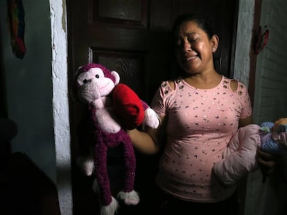 Rosa Ramirez se emociona ao mostrar os brinquedos da neta, Valeria, de um ano e 11 meses, que morreu afogada com o pai (filho dela), no rio Bravo.