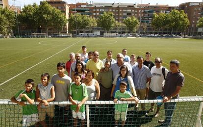 Miembros de la asociaci&oacute;n La Chimenea luchan contra el cierre de las instalaciones deportivas que llevan 30 a&ntilde;os gestionando.