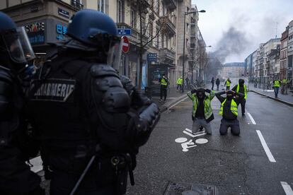 Dos manifestantes de los 'chalecos amarillos' son arrestados en Mantes-la-Jolie.