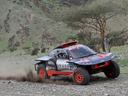 Carlos Sainz durante la segunda etapa del Dakar este lunes.