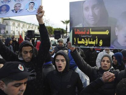 Familiares de los muertos en el campamento de Gdaim Izik reclaman justicia el pasado enero frente a la corte del tribunal donde comenz&oacute; el juicio contra 24 saharauis, en Sal&eacute;, cerca de Rabat. 