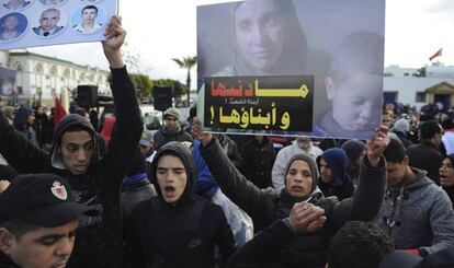 Familiares de los muertos en el campamento de Gdaim Izik reclaman justicia el pasado enero frente a la corte del tribunal donde comenzó el juicio contra 24 saharauis, en Salé, cerca de Rabat.
