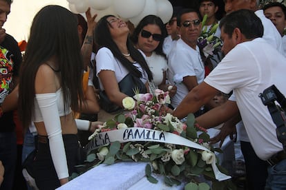 Familiares y amigos despiden a la niña Camila Gómez Ortega este viernes, en el municipio de Taxco, en Guerrero.