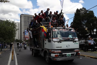 Manifestantes llegan a bordo de un camión para marchar este miércoles, en el centro de Quito (Ecuador). 