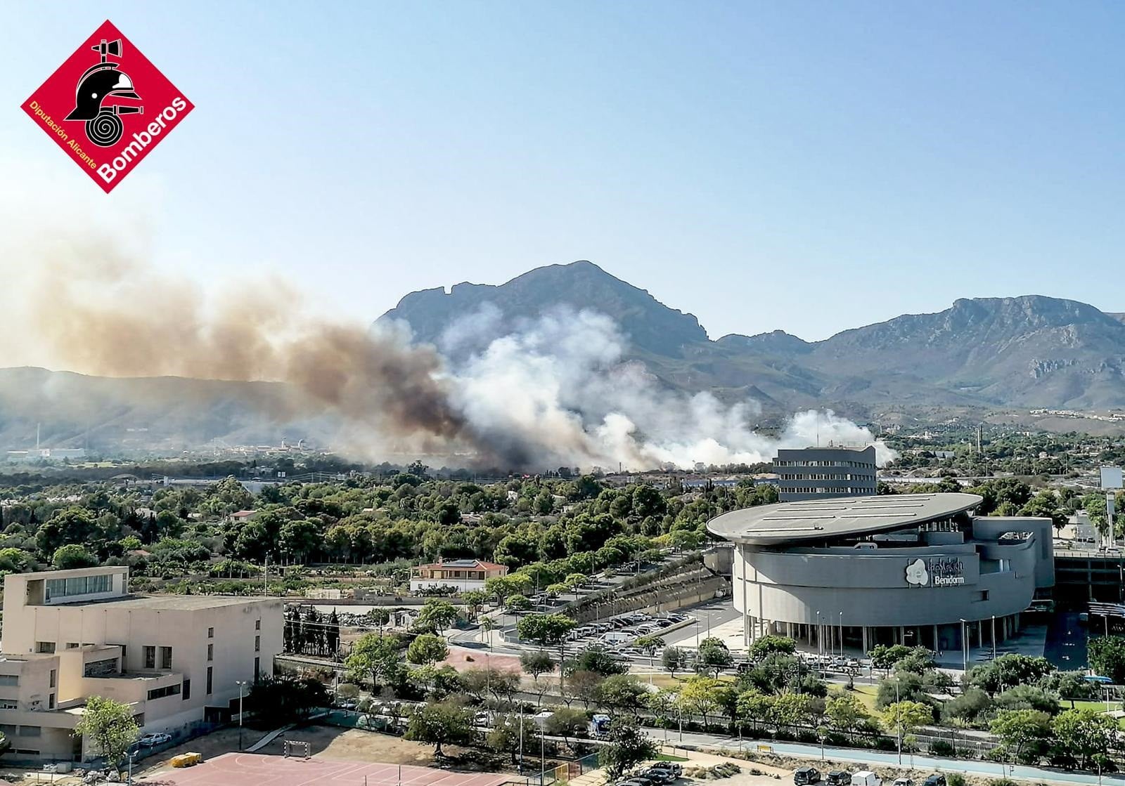 Un incendio forestal obliga a cortar la AP-7 a la altura de Benidorm 