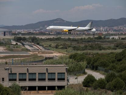 Un avión se aproxima a una de las pistas del aeropuerto de El Prat, el pasado junio.