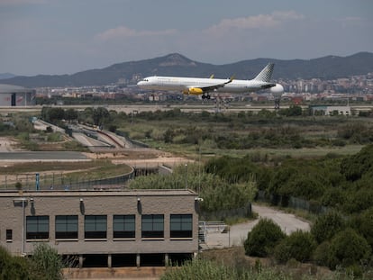 Un avión se aproxima a una de las pistas del aeropuerto de El Prat, el pasado junio.