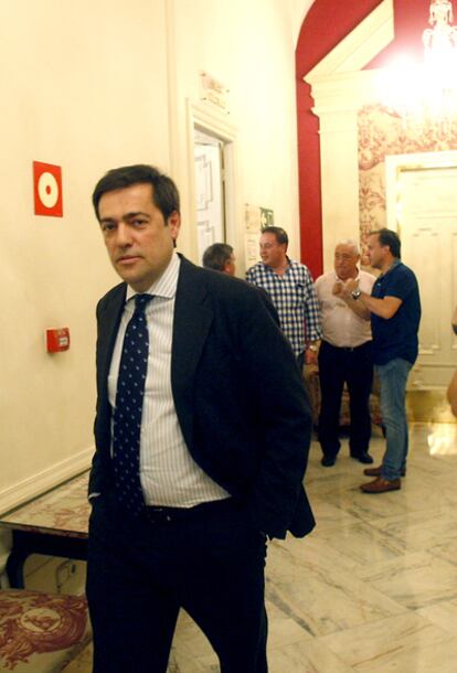 Fernando García Macua abandona el salón del hotel donde ofreció la rueda de prensa
