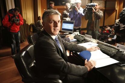 Xabier Iturbe, candidato a la reelección de la presidencia de Kutxa, antes de que comenzara el consejo de la entidad.