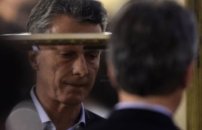 O presidente da Argentina, Mauricio Macri, refletido em uma das portas espelhadas do Salão Branco da Casa Rosada.