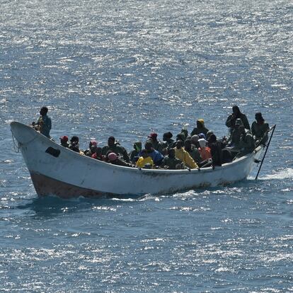 GRAFCAN4923. EL PINAR (EL HIERRO) (ESPAÑA), 02/10/2024.-- Un cayuco con 54 personas a bordo ha llegado por sus propios medios al puerto de La Restinga, en la isla de El Hierro. EFE/ Gelmert Finol
