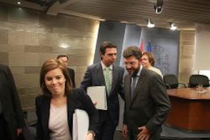 La vicepresidenta del Gobierno, Soraya Sáenz de Santamaría, el ministro de Industria, José Manuel Soria, y el secretario de Estado de Energía, Alberto Nadal, tras la rueda de prensa del Consejo de Ministros