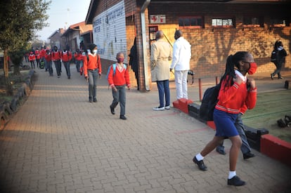 Alumnos de una escuela de primaria en Ekurhuleni (Sudáfrica), el 3 de agosto de 2021.