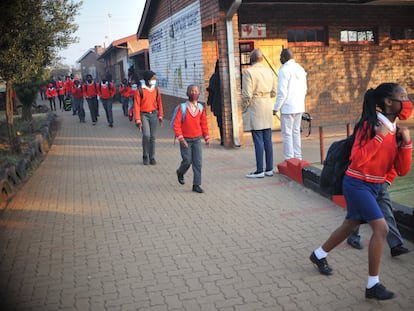 Alumnos de una escuela de primaria en Ekurhuleni (Sudáfrica), el 3 de agosto de 2021.