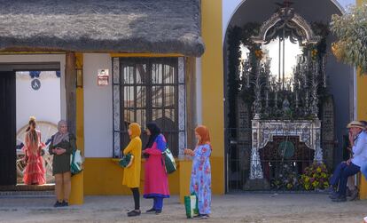 Mujeres marroquíes en las puertas de la hermandad de Triana, en la aldea de El Rocío, Almonte (Huelva).