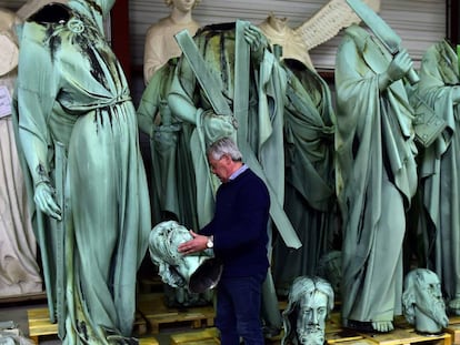 Patrick Palem, experto en restauración del patrimonio, sostiene la cabeza de una estatua que representa al arquitecto francés Eugene Viollet-le-Duc como Santo Tomás, almacenada en un taller días antes del incendio, en Marsac-sur-l'Isle.