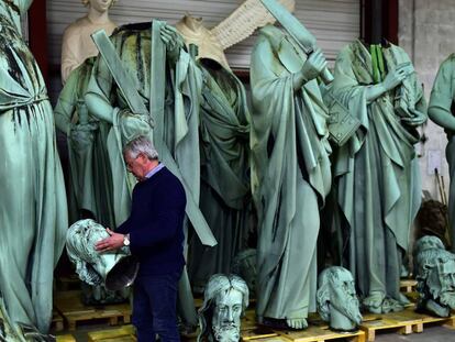 Patrick Palem, experto en restauración del patrimonio, sostiene la cabeza de una estatua que representa al arquitecto francés Eugene Viollet-le-Duc como Santo Tomás, almacenada en un taller días antes del incendio, en Marsac-sur-l'Isle.