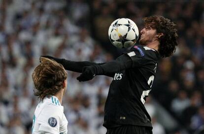 Adrien Rabiot para con el pecho la pelota.