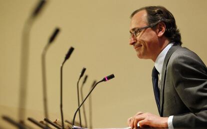 El portavoz del PP, Alfonso Alonso, comparece ante la prensa tras la reunión de la Junta de Portavoces del Congreso.