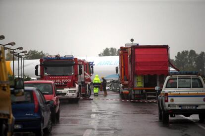 Varios operarios acondicionan una carretera después de que un avión de carga de la compañía DHL se saliera de la pista tras aterrizar la de madrugada en el aeropuerto italiano de Bergamo (Italia).