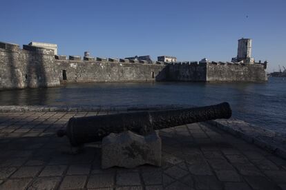 Punto de defensa. Durante cinco siglos este lugar ha resistido el embate de piratas, bandidos y ejércitos extranjeros de Francia y Estados Unidos.