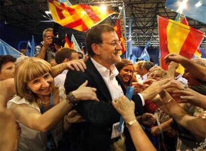 Mariano Rajoy, durante el baño de masas que se dio ayer en Valencia.