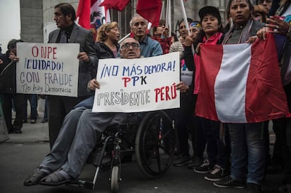 Simpatizantes de Kuczynski protestan en la oficina electoral. 