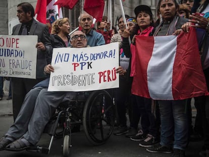 Simpatizantes de Kuczynski protestan en la oficina electoral. 